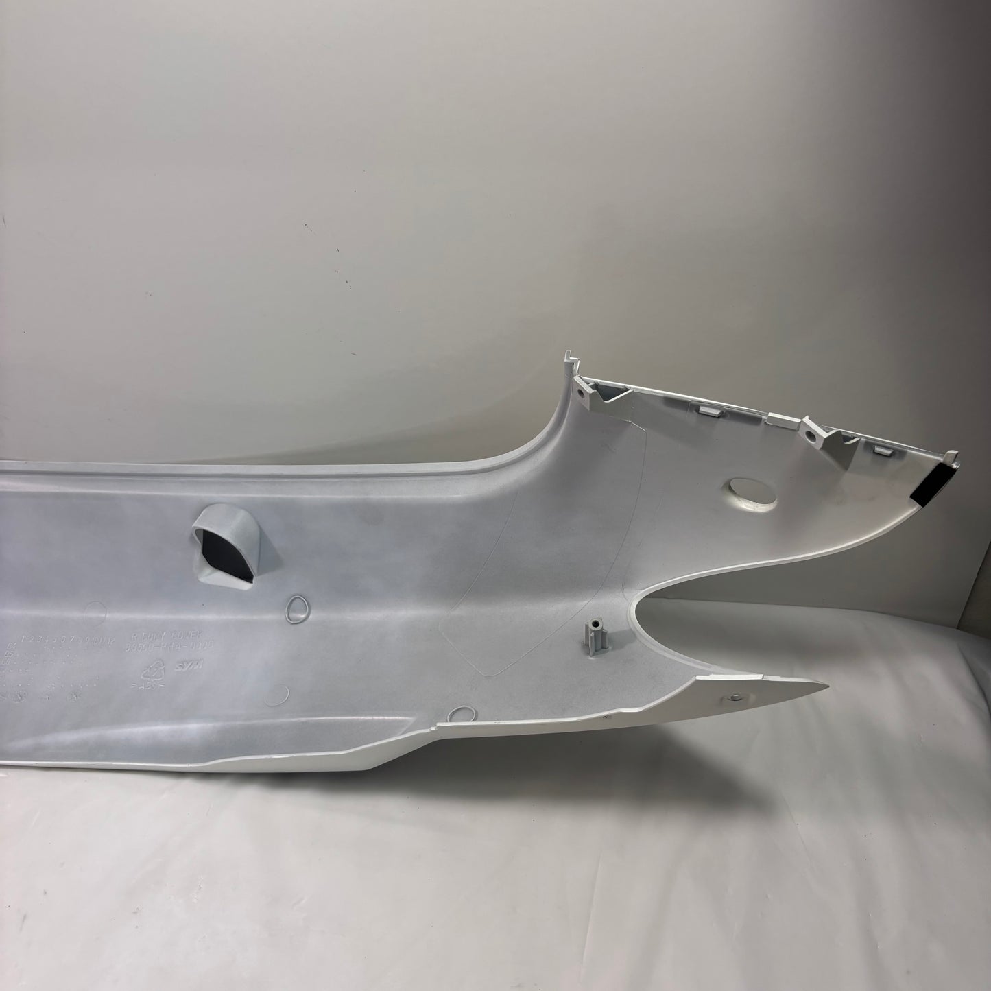 OEM SYM HD200 Evo Scooter Right Body Panel w/ Emblem, White. 8350G-HHR-000