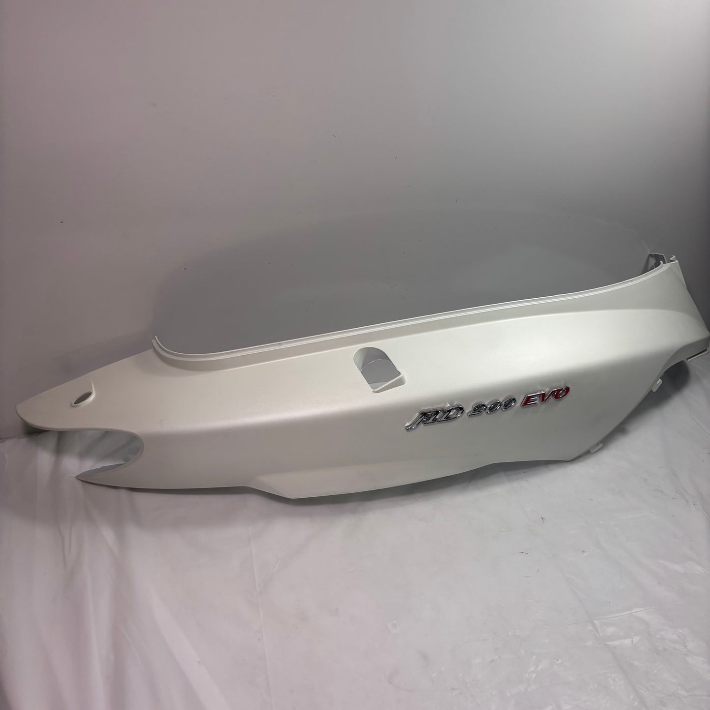 OEM SYM HD200 Evo Scooter Right Body Panel w/ Emblem, White. 8350G-HHR-000