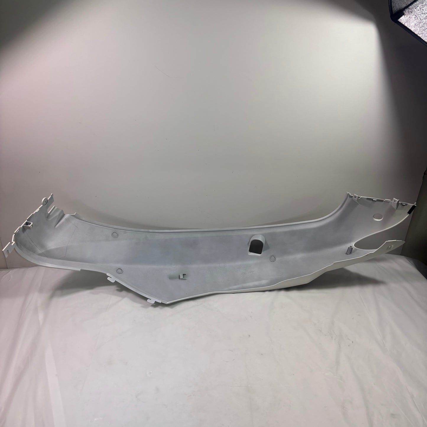 OEM SYM HD200 Evo Scooter Right Body Panel w/ Emblem, White. 8350G-HHR-000