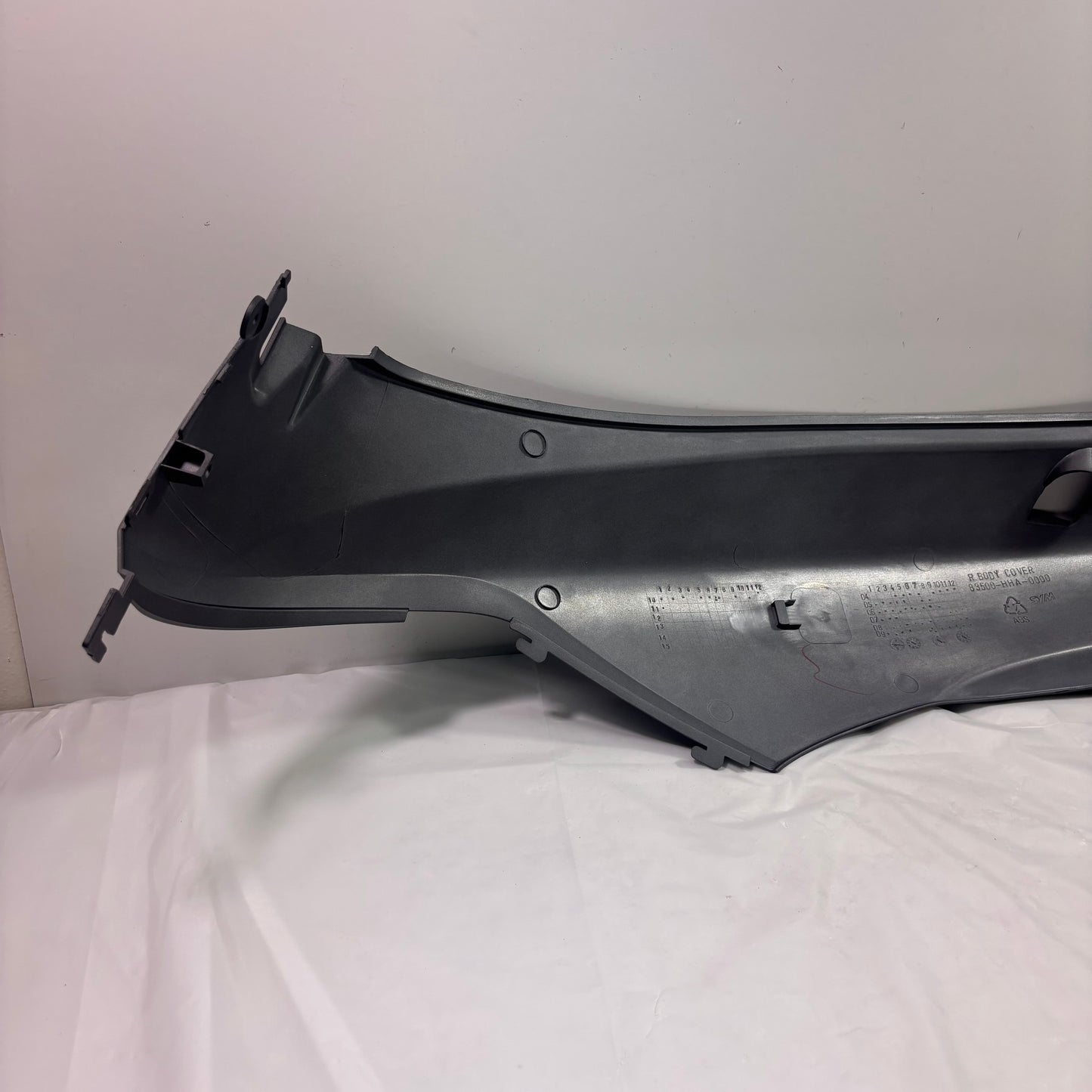 OEM SYM HD200 Evo Scooter Right Body Panel, Matte Black 8350G-HHR-000